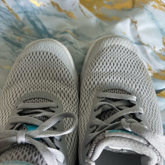 Comfy walking Nikes! Size 7 - Picture 6 of 6